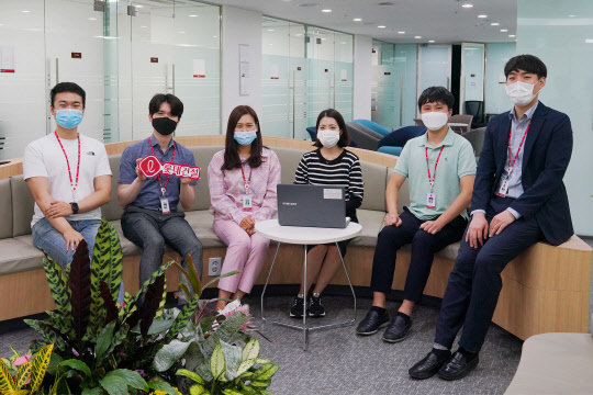 자유로운 근무 복장을 착용한 롯데건설 임직원들. <롯데건설 제공>